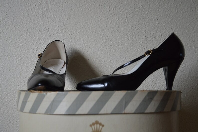 Vintage 1990s Mary Janes Pumps