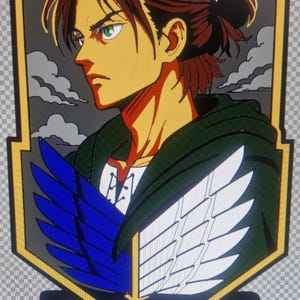 Könnte beinhalten: Ein rechteckiger Grafikaufkleber mit einer Profilillustration einer Figur mit braunem Haar, das zu einem Dutt gebunden ist, und einem dunkelgrünen Kapuzenumhang. Das Design umfasst blaue und weiße Flügel, einen grauen Hintergrund mit Wolken und den Text EREN JÄGER.