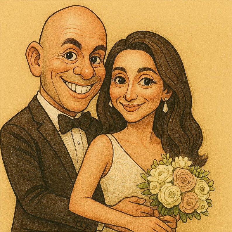 Pu&ograve; includere: Illustrazione digitale di una coppia sorridente su sfondo giallo chiaro. L'uomo indossa uno smoking nero con papillon. La donna indossa un abito bianco e tiene in mano un bouquet di fiori. L'opera &egrave; in stile cartone animato.