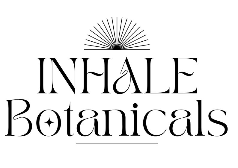 Puede incluir: Logotipo en blanco y negro para Inhale Botanicals. El logotipo presenta un sol estilizado sobre el texto "INHALE" y "Botanicals".