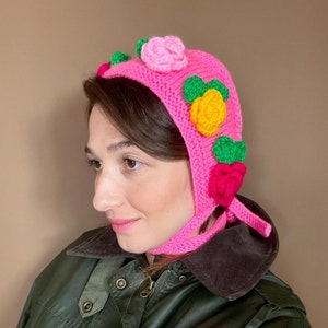 かぎ針編みの花柄ボンネット、ネクタイ付きハンドニットボンネット、Bhava スタイルのカラフルなボンネット、彼女へのギフト、暖かい冬用帽子、女性用ベレー帽、ボヘミアンベレー帽