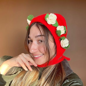 Rote Mütze häkeln, Rose gehäkelte Balaclava, Bhava&#39;s Style Bunte Mütze mit Rose, Geschenk für Sie, Warme Wintermütze, Frauen-Barett, Vintage Hut