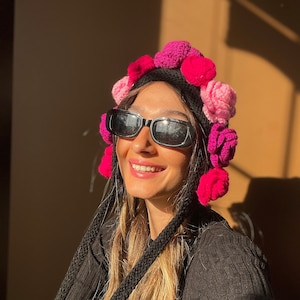 かぎ針編みの花柄ボンネット、かぎ針編みのバラクラバ、Bhava スタイルのカラフルなボンネットとネクタイ、彼女へのギフト、暖かい冬用帽子、女性用ベレー帽、ボヘミアン ベレー帽