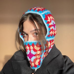 女性用かぎ針編みのカラフルなバラクラバ、2色のバラクラバ、バレンタインデーギフト、暖かい冬用帽子、Bhava's Style Boheme ユニセックス帽子