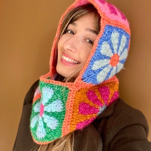 かぎ針編みのデイジーバラクラバ、ウールのカラフルな花柄バラクラバ、バヴァのスタイルのボヘミアンバラクラバ、ボヘミアンの花柄バラクラバ、手作りの暖かいバラクラバ