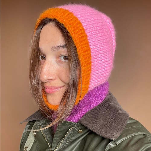 Balaclava in mohair colorata: cappuccio invernale soffice lavorato a mano