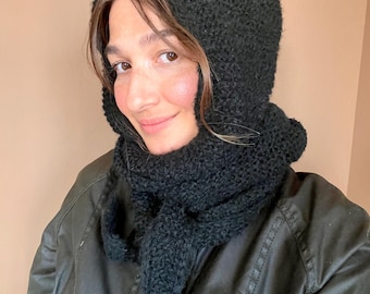 ハンドメイドニットフード付きマフラー「ソフィー」 – 心地よいウール