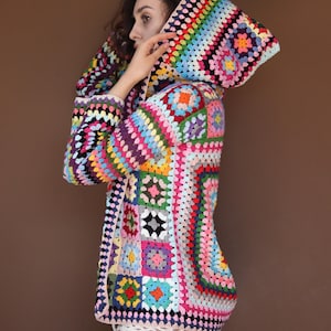 Kleurrijk gehaakt vest in Grandma Square-stijl: een vest met capuchon van een katoenmix.