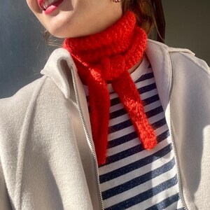 Handstickad Sophie-halsduk i 100 % mohair: Fluffig triangelhalsduk med knytband, 32 färger