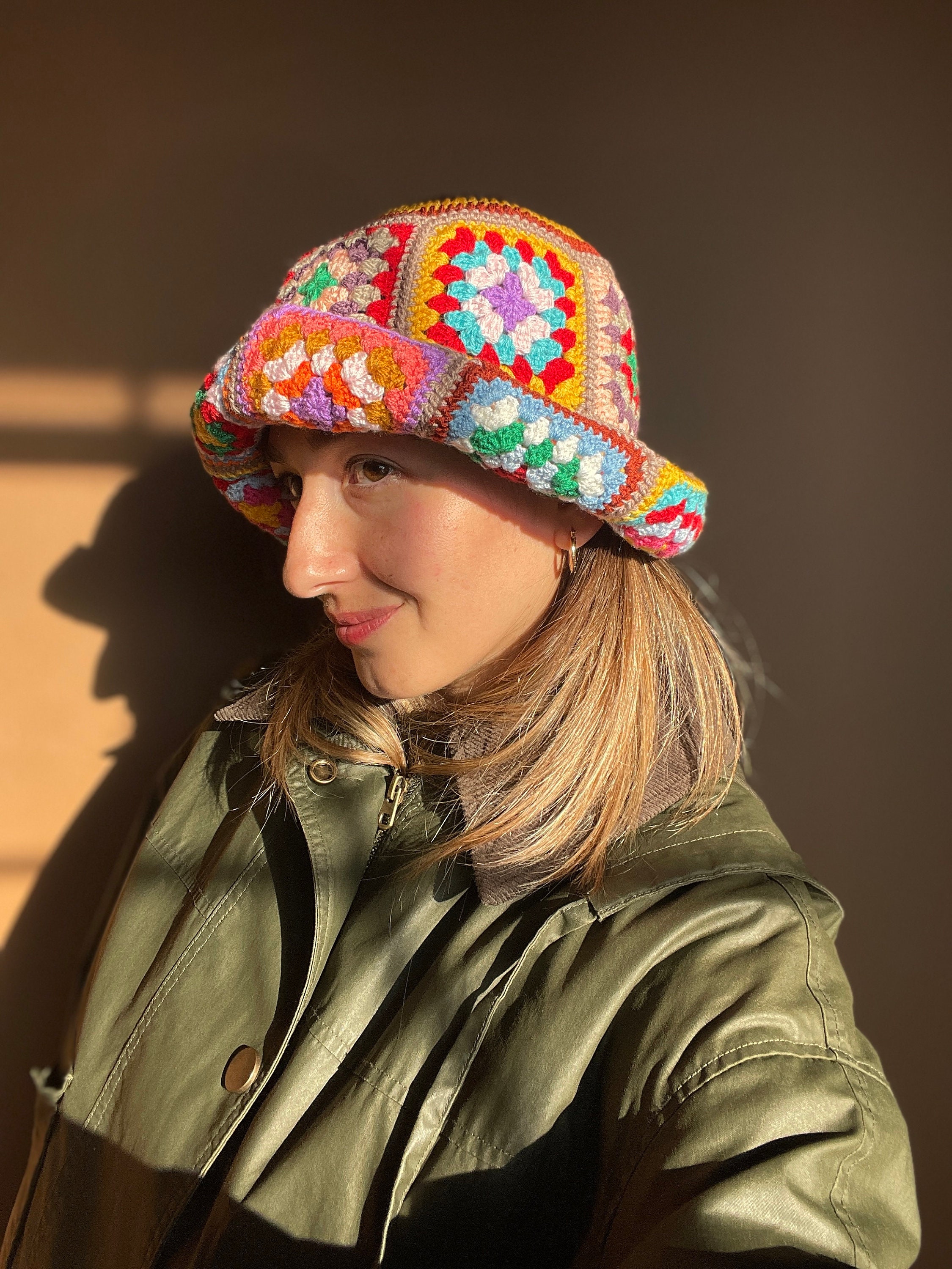 かぎ針編みのおばあちゃんスクエアバケットハット、ハンドメイドの