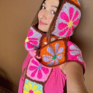 Veelkleurige gehaakte bivakmuts met bloemenmotief: katoen-mohair bivakmuts met madeliefjes