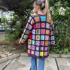 おばあちゃんスクエアかぎ針編みカーディガン、手作りカーディガン、カラフルなカーディガン、長袖カーディガン、ユニセックスジャケット、ヴィンテージハンドニットカーディガン、