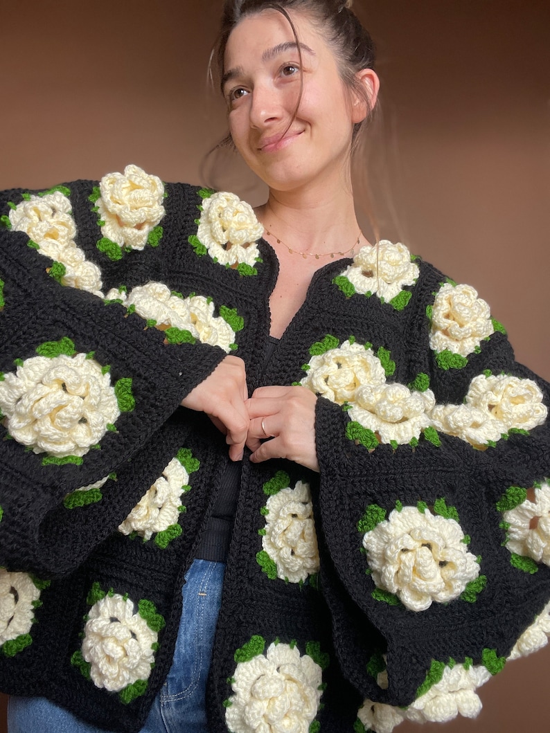 Cardigan rose géant au crochet, cardigan rose noir et crème, cardigan épais rose au crochet, cardigan rose, cardigan d'hiver, cardigan floral image 8