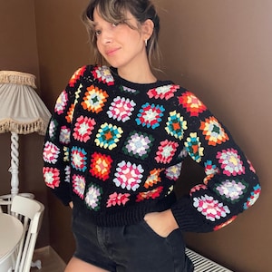 Maglione lavorato all'uncinetto a mano con motivo "Grandma Square", pullover in cotone colorato con patchwork.