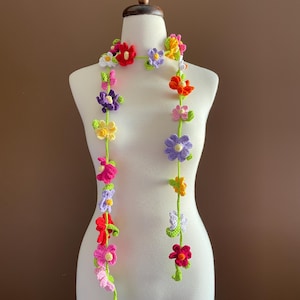 かぎ針編みの花柄ネックスカーフ、ハンドメイドの花柄スカーフ、バヴァスタイルのネックスカーフ、ハンドクラフトギフトネックアクセサリー、彼女へのギフト、ハンドメイドの花柄スカーフ、