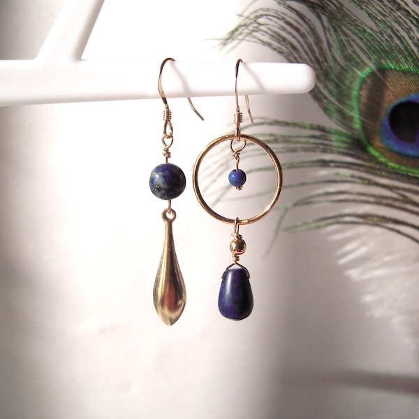 Boucles oreilles asymétriques or jaune goldfilled et perles Lapis Lazuli, cadeau d'anniversaire femme