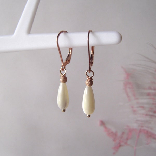 Boucles d'oreilles dormeuses or rose gold filled et goutte nacre blanche, cadeau d'anniversaire femme