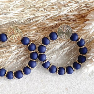 Boucles d’oreilles Coline plaquées or et perles bleu marine mattes