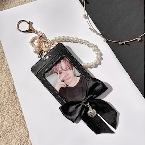 Kpop Fotokartenhalter mit niedlichen Weiß Rot Schwarz Band Herz Perle Schlüsselanhänger für Badge ID Card