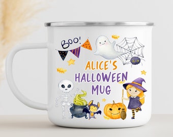 Könnte beinhalten: Weiße Email Tasse mit Halloween-Motiv. Sie zeigt ein Gespenst, eine Spinne, eine Hexe, ein Skelett, einen Kessel, eine Fledermaus und einen Kürbis. Der Text auf der Tasse lautet "Boo! Alice's Halloween Mug".