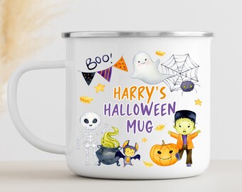 Könnte beinhalten: Weiße Emailtasse mit Halloween-Motiv. Sie zeigt ein Gespenst, ein Skelett, einen Kessel, eine Fledermaus, einen Kürbis und einen Frankenstein. Der Text auf der Tasse lautet "Boo! Harry's Halloween Mug".