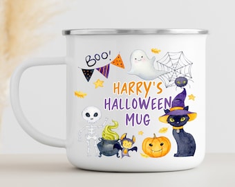 Könnte beinhalten: Weiße Email Tasse mit Halloween-Motiv. Sie zeigt einen Geist, eine Spinne, eine schwarze Katze mit Hexenhut, ein Skelett, einen Kessel, eine Fledermaus und einen Kürbis. Der Text auf der Tasse lautet "Boo! Harry's Halloween Mug".