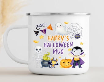 Könnte beinhalten: Weiße Emaille-Tasse mit Halloween-Motiv. Sie zeigt ein Gespenst, ein Skelett, eine Fledermaus, einen Kürbis, einen Vampir und den Text "Boo!" und "Harry's Halloween Mug".