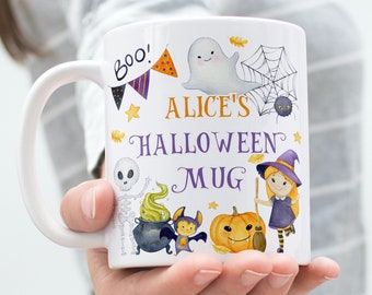 Könnte beinhalten: Weißer Halloween-Keramikbecher mit Henkel, mit einem Design mit einem Geist, Spinnennetz, Hexe, Kürbis und dem Text "Alice's Halloween Mug". Der Becher hat ein festliches, farbenfrohes Design.