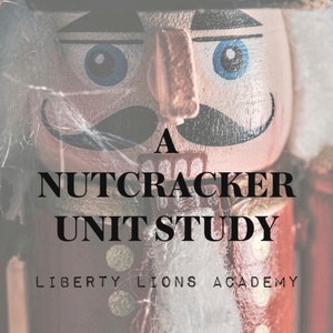 Op de afbeelding: Close-up van een houten notenkraker met een rode jas, zwarte hoed en witte baard. De tekst "A NUTCRACKER UNIT STUDY" en "LIBERTY LIONS ACADEMY" staat op de afbeelding.