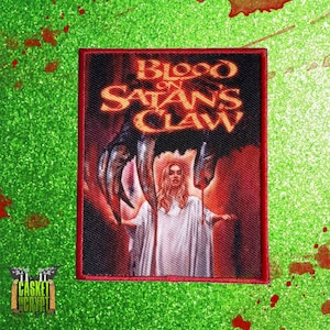 Puede incluir: Un parche bordado en rojo, blanco y negro con el texto "Blood of Satan's Claw" en una fuente gótica. El parche presenta a una mujer con un vestido blanco con un par de grandes manos con garras que se acercan a ella.