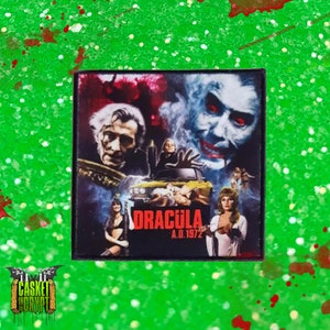 Pode incluir: Um remendo bordado em preto e branco com um cartaz de filme vintage para Drácula A.D. 1972. O cartaz apresenta uma colagem de imagens, incluindo um vampiro, um carro e uma mulher com um vestido branco.