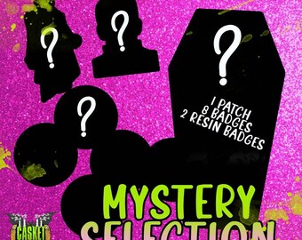 Op de afbeelding: Een roze en groene afbeelding met de tekst "Mystery Selection" en vraagtekens. De afbeelding bevat een kist, een persoon en een spook. De tekst "1 Patch 8 Badges 2 Resin Badges" is ook inbegrepen.