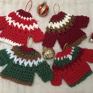 Cadeaux de Noël personnalisés avec un mini pull au crochet | Décoration d'ornement au crochet pour sapin de Noël | Cadeaux de Noël au crochet faits main et personnalisés