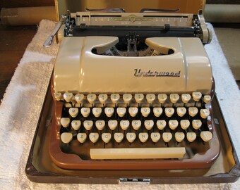 QWERTY Manual vintage compact TYPEWRITER Jet Black UNDERWOOD 320 case