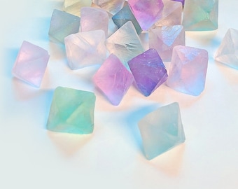 Octaedro de fluorita arcoíris / Cristales de fluorita arcoíris, piedra con forma de diamante, cristales de fluorita verde/púrpura natural para sanación y meditación.