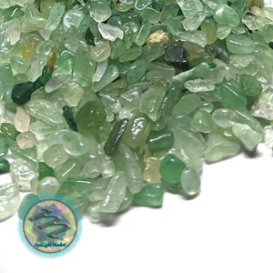 Puede incluir: Primer plano de un mont&oacute;n de peque&ntilde;as piedras de aventurina verde pulidas. Las piedras var&iacute;an en tonos de verde, de claro a oscuro, y tienen un aspecto ligeramente transl&uacute;cido. Las piedras tienen forma irregular y parecen pulidas.