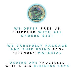 Puede incluir: La imagen presenta el logotipo de OpaLight Market, un dise&ntilde;o circular con un borde turquesa y un centro iridiscente. El texto debajo dice "WE OFFER FREE US SHIPPING WITH ALL ORDERS $35+". Texto adicional menciona embalaje ecol&oacute;gico y procesamiento en 3-5 d&iacute;as h&aacute;biles.
