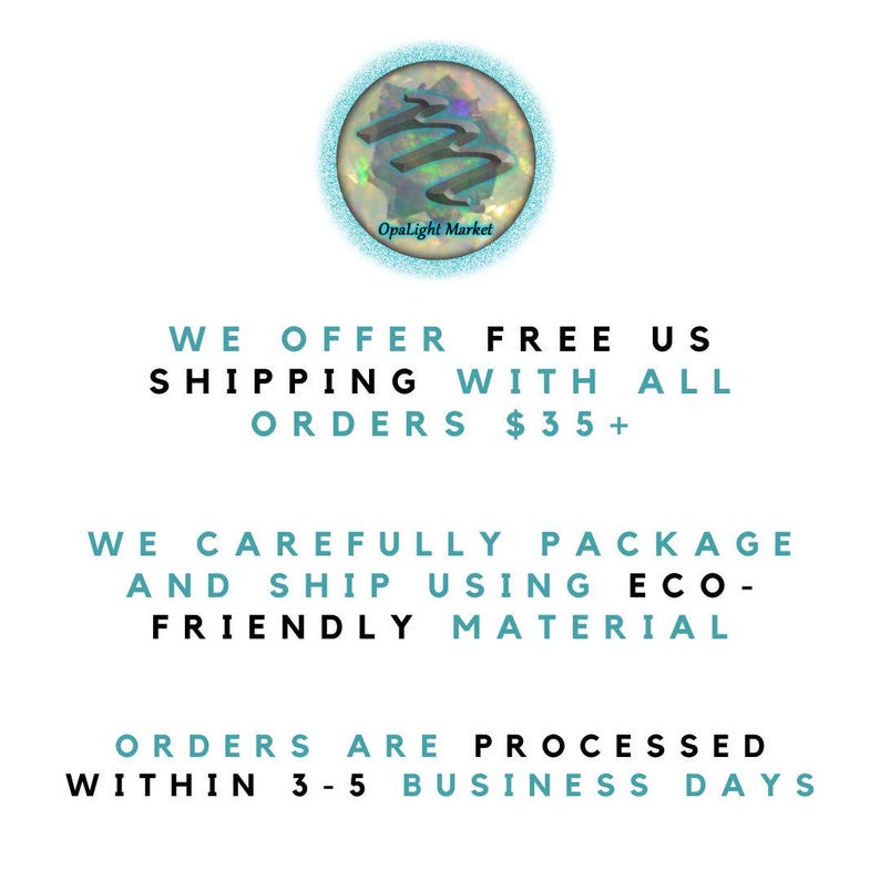 Puede incluir: La imagen presenta el logotipo de OpaLight Market, un dise&ntilde;o circular con un borde turquesa y un centro iridiscente. El texto debajo dice "WE OFFER FREE US SHIPPING WITH ALL ORDERS $35+". Texto adicional menciona embalaje ecol&oacute;gico y procesamiento en 3-5 d&iacute;as h&aacute;biles.