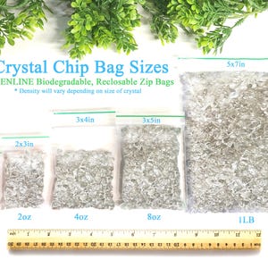 Puede incluir: Bolsas transparentes de virutas de cristal de varios tama&ntilde;os, etiquetadas con medidas y pesos. Las bolsas var&iacute;an de 5,1 x 5,1 cm a 12,7 x 17,8 cm, con una capacidad de 28 gramos a 454 gramos de cristales. El texto en la parte superior dice "Crystal Chip Bag Sizes."