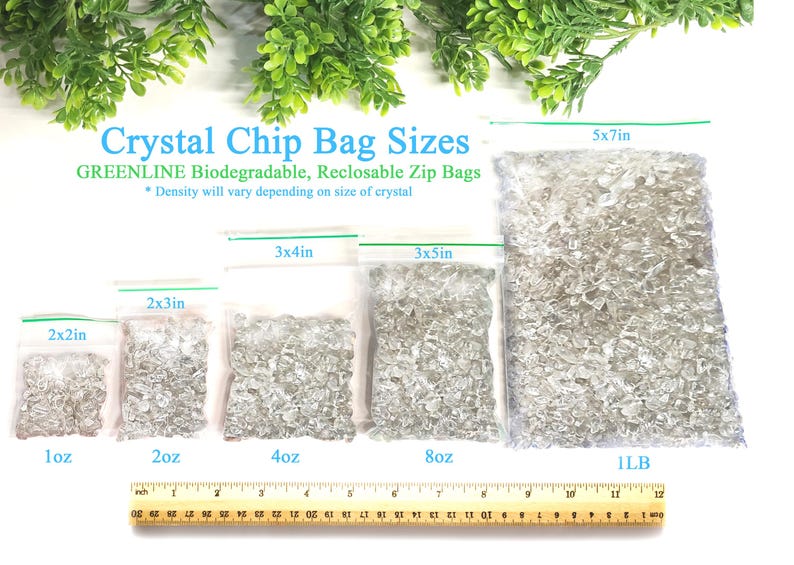 Puede incluir: Bolsas transparentes de virutas de cristal de varios tama&ntilde;os, etiquetadas con medidas y pesos. Las bolsas var&iacute;an de 5,1 x 5,1 cm a 12,7 x 17,8 cm, con una capacidad de 28 gramos a 454 gramos de cristales. El texto en la parte superior dice "Crystal Chip Bag Sizes."