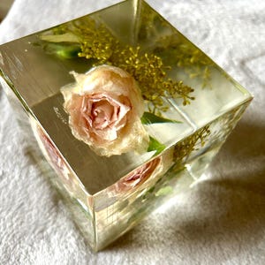 Wedding Bouquet Resin Preservation: Anniversary Flower Keepsake
