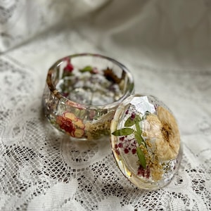 Plato de resina para conservar flores: recuerdo personalizado de ramo de boda