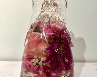 Resin Angel Figurine: Custom Memorial Flower Preservation