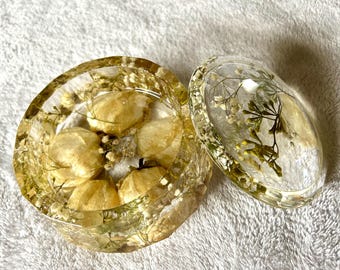Resin Trinket dish with dry flowers, resin jewelry dish.