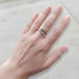 Anillo de serpiente, plata de ley 925 texturizada, banda ajustable.