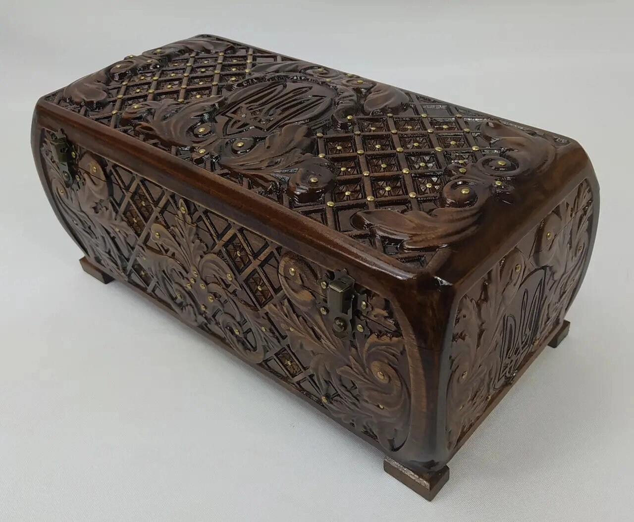 手作りの木彫りの宝石箱。木箱。木箱。小箱。箱。宝石箱 手作りの木彫りの宝石箱。木箱。木箱。小箱。箱。宝石箱