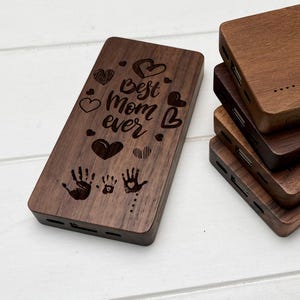 Batería externa. Batería externa de madera. Batería externa de madera. Regalo para mamá. Cargador de batería externo personalizado/Batería externa portátil.