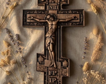 Puede incluir: Un crucifijo de madera detallado con una figura tallada de Jesucristo. La cruz presenta la inscripción "INRI" y está rodeada de flores secas. La paleta de colores es cálida, con tonos marrones y beige.