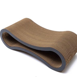 Può includere: Un tiragraffi per gatti in cartone ondulato marrone con un design curvo a forma di onda. I bordi sono delineati in un colore grigio scuro. Il tiragraffi è progettato per fornire una superficie su cui i gatti possono graffiare e giocare.