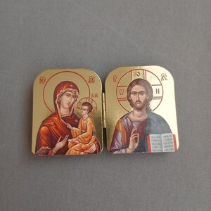 Może przedstawiać: Biały ceramiczny kubek z czarnym uchwytem i napisem "But First, Coffee" w stylu odręcznym. Kubek stoi na białej powierzchni. Kubek ma około 10 cm wysokości.